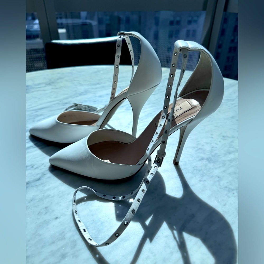 VALENTINO GARAVANI Leather Love Latch heels studs up strap, White. Sz 38.5